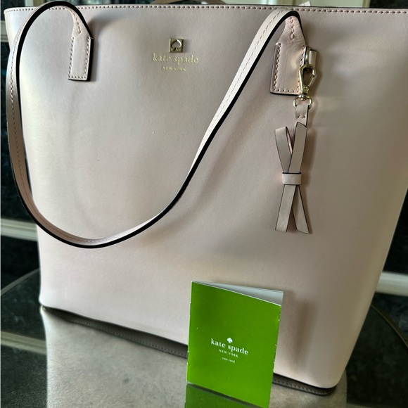 Kate Spade
EUC Kate Spade Sawyer Street
Maxi Tote - Picture 4 of 11